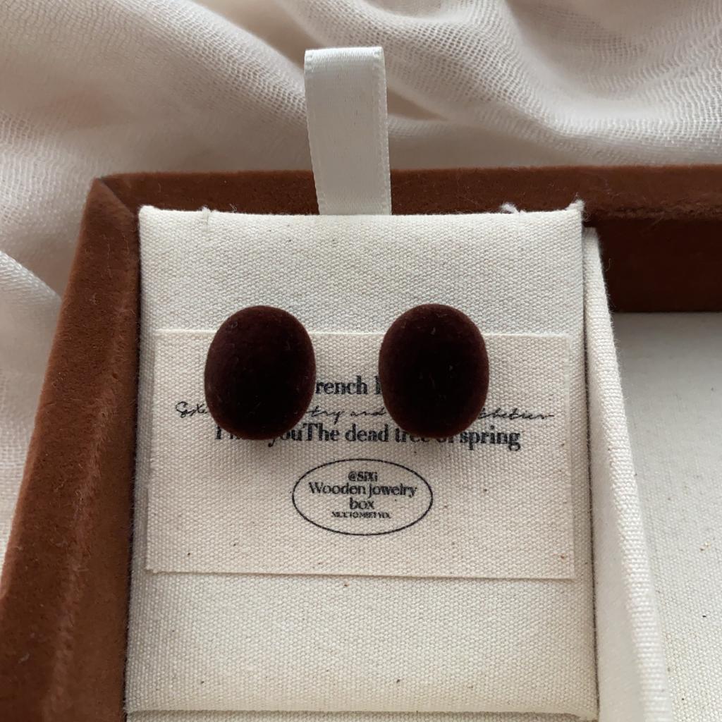 Light Luxury Red Velvet Stud Earrings Autumn And Winter Personalized Stud Earrings Temperament Advanced Warmth Elegant Retro Earrings