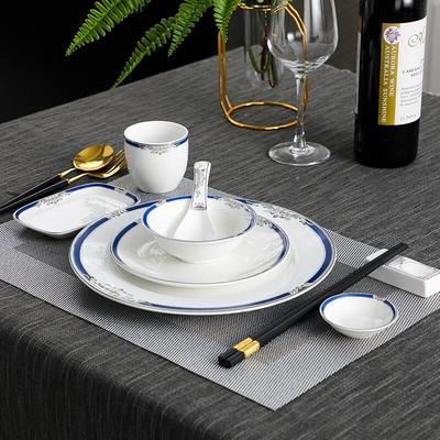 Elegancki niebieski zestaw ceramicznej zastawy stołowej