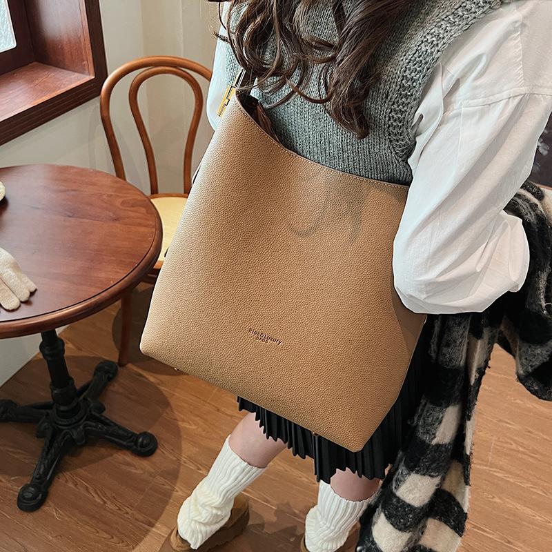 

Retro large-capacity tote bag women s 2025 new textured bucket bag to work commuter bag shoulder messenger bag 30*13*34 хаки