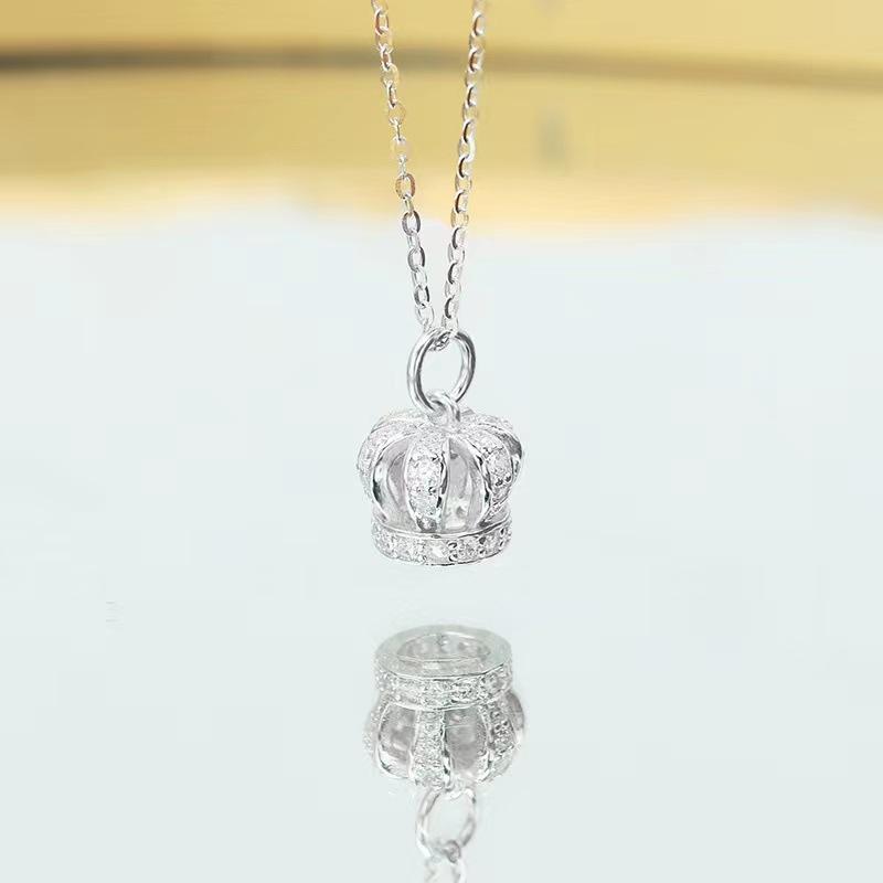 Crown Pendant Necklace for Women's Retro Hollow Diamond Inlay Design Palace Style Fashion Simple Sweater Collarbone Chain