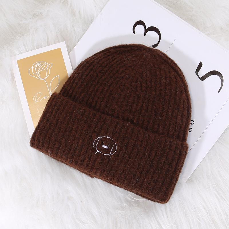 

Мультяшная вышитая вязаная шапка для женщин с большим обхватом головы, теплая шапка с защитой ушей, шапка из шерсти для мужчин, подчеркивающая маленькое лицо, шапка от холода M（56-58cm）