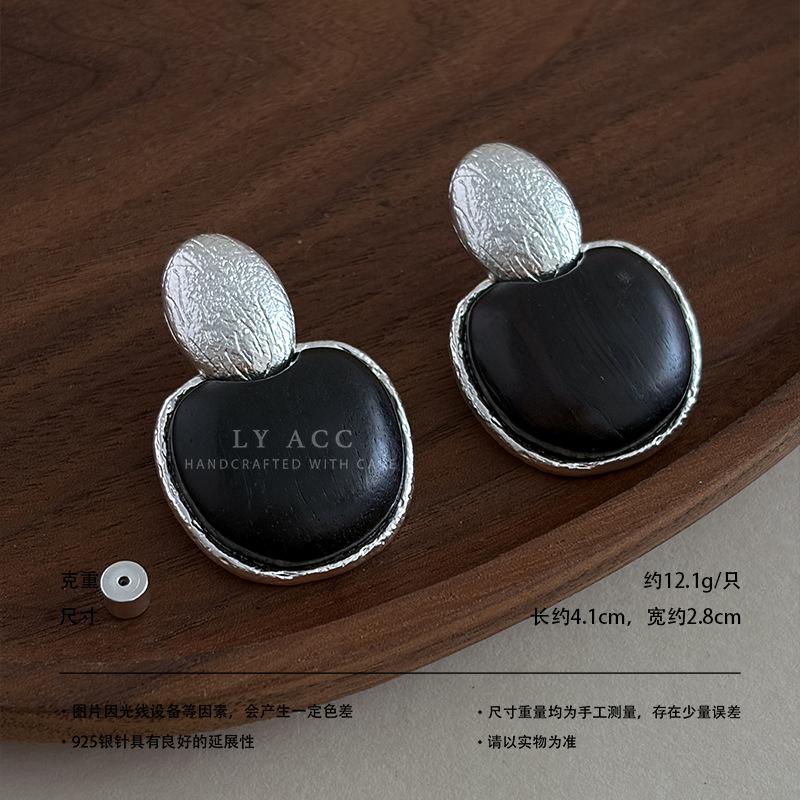 Vintage Ebony Splicing Hammer Pattern Metal Earrings Art Niche High-end Sense Retro Temperament Commuting Versatile Earrings