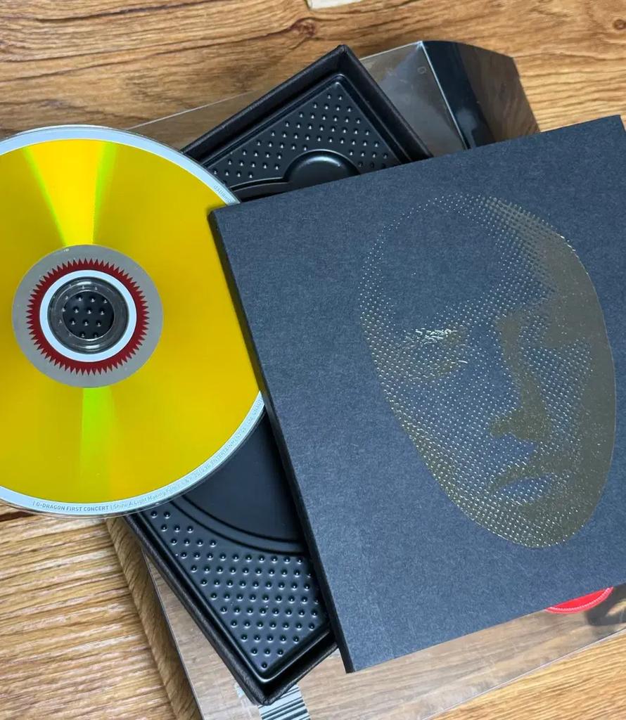 G-DRAGON GD SHINE A LIGHT DVD Nevystříhaná verze + Fotokniha Použité