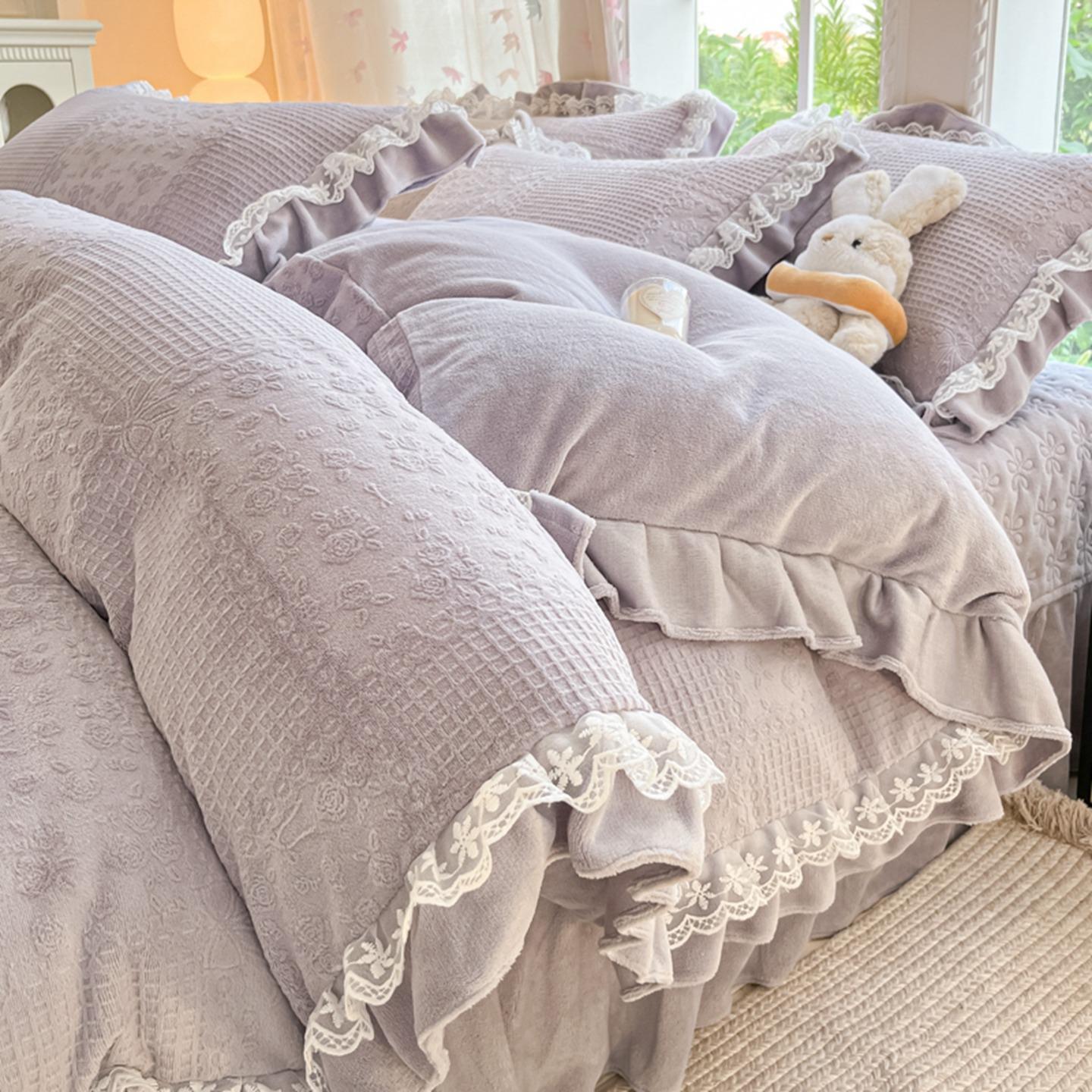 

Girl Thickened Milk Edelweiss Edge Four-Piece Princess Wind Double-Sided Anti-Static Plush Carving Bedding Kit 1.8m - 4pc (quilt cover 200 * 230cm)