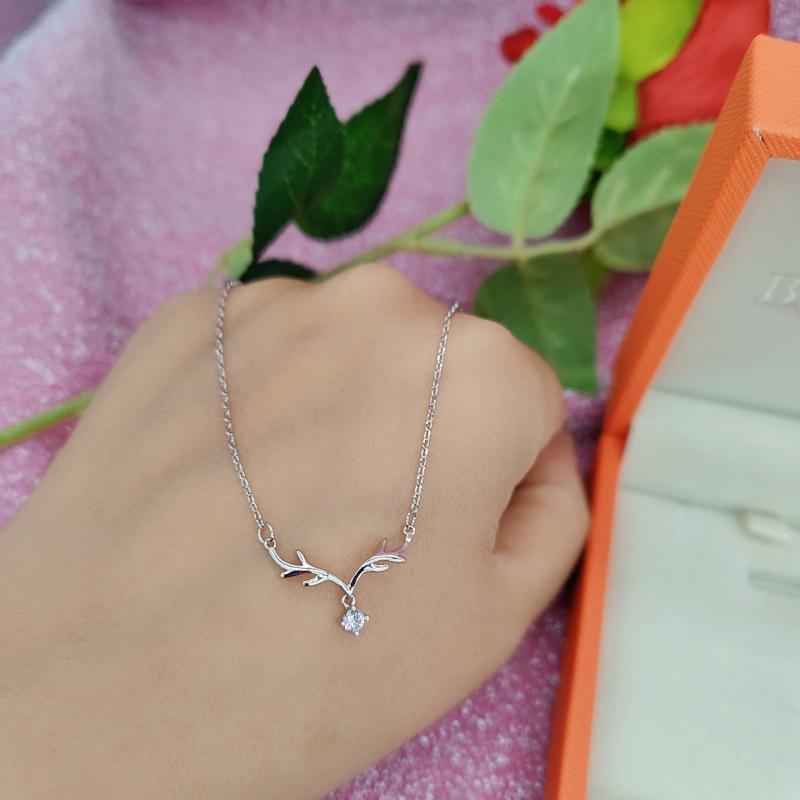 Trendy Antler Pendant Necklace with Inlaid Diamonds – Charming Deer-Inspired Design for Christmas or Birthday Gifts