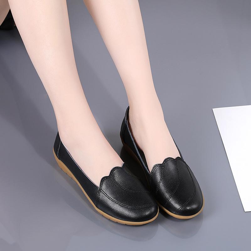 Spring and Autumn Soft-soled Leather Shoes for Women Middle School Mother Doodle Shoes Large Size Flat Leather Small White Shoes Retro Style