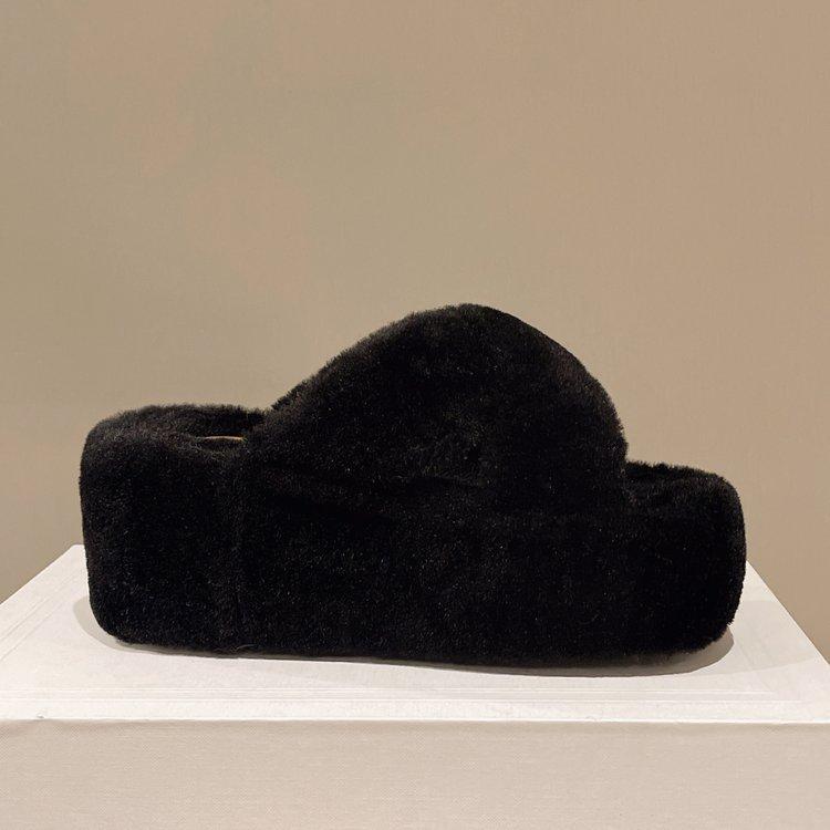 

Thick-bottomed fluffy slippers for women to wear new autumn and winter home thermal cotton slippers 34 чорний