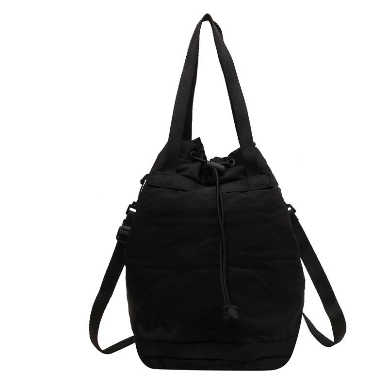 

Сумка через плечо женская универсальная большая вместимость 2025 новая нейлоновая сумка на шнурке подмышкой сумка-мессенджер чёрный