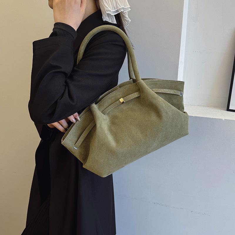 Large Capacity Tote Bag with Women's Matte Texture, Fashionable New High-end Velvet Commuting Lazy Style Shoulder Bag