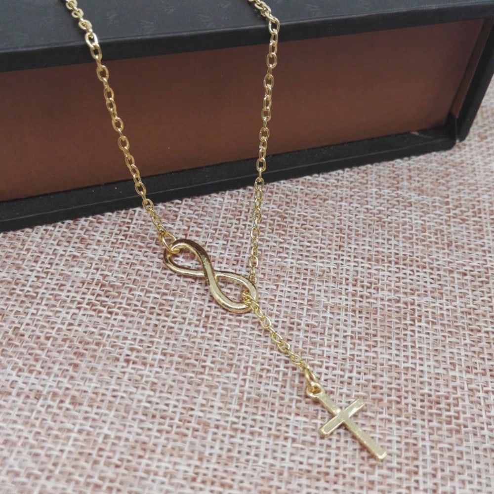 1 Pièce de Collier Croix Nombre Chanceux 8, Collier Court Simple et de Niche, Bijou Polyvalent Pour le Quotidien Décontracté