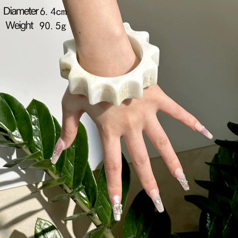 Exaggerated Fashion New Resin Beige Wide Layering Bracelet With Gradient Irregular Geometric Bracelets Women Jewelry Accessory