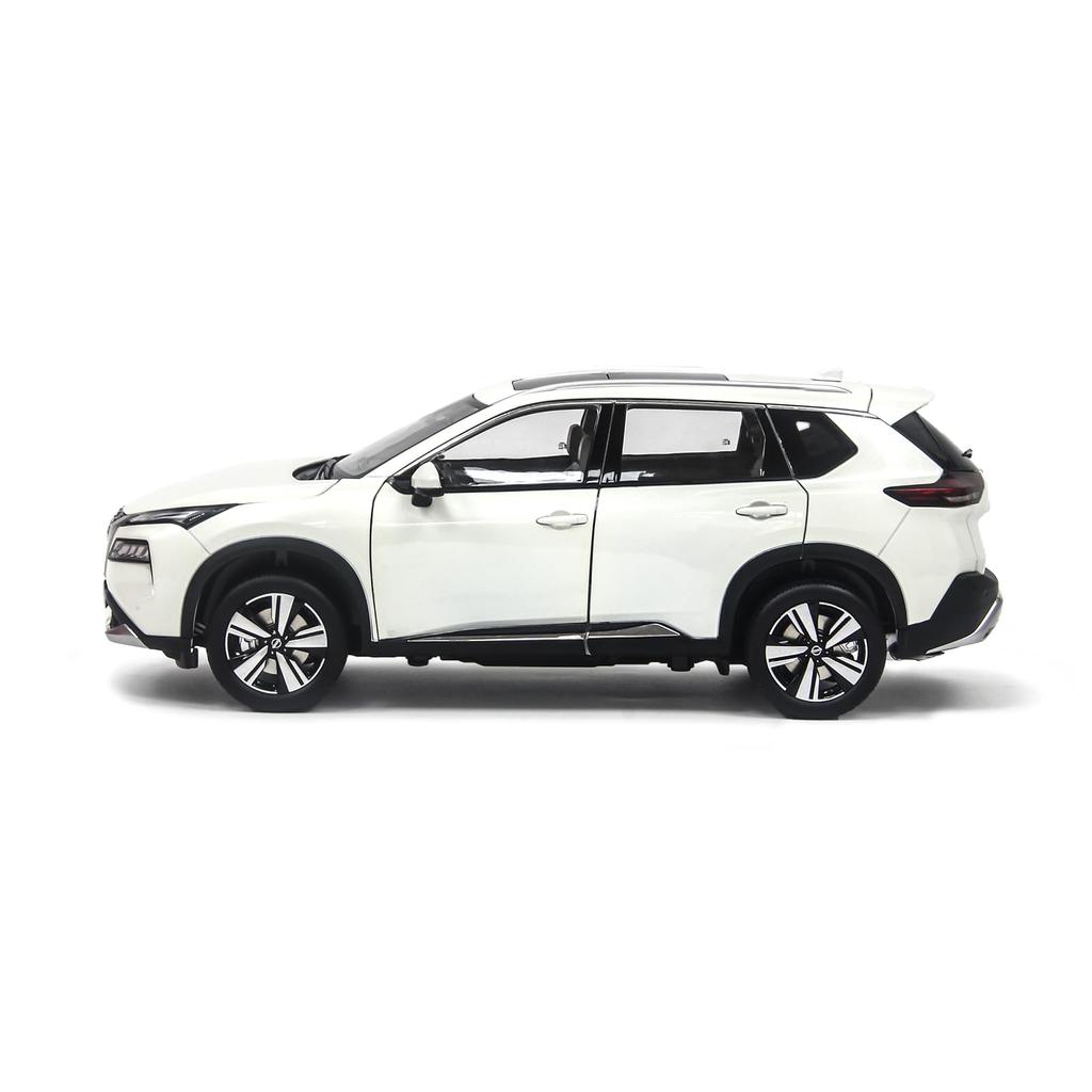PAUDI MODEL 1/18 Scale Diecast Model of the Nissan X-Trail 2021.