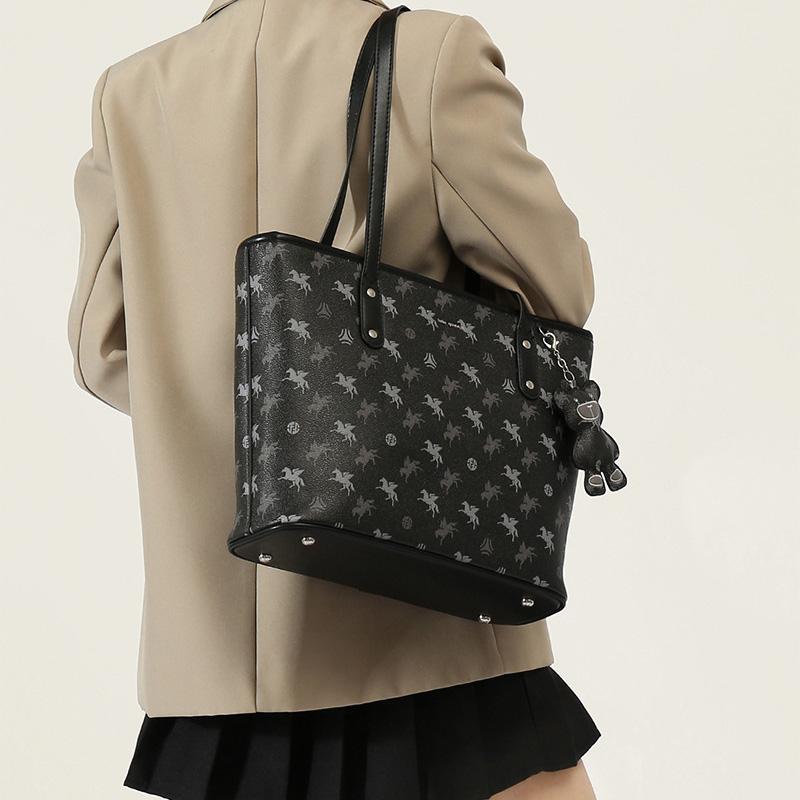 2025 Genți de mână noi mari pentru femei Design de marcă Geantă de umăr Geantă tote clasică cu model în carouri cu ornament ursuleț Genți de cumpărături excelente din PVC