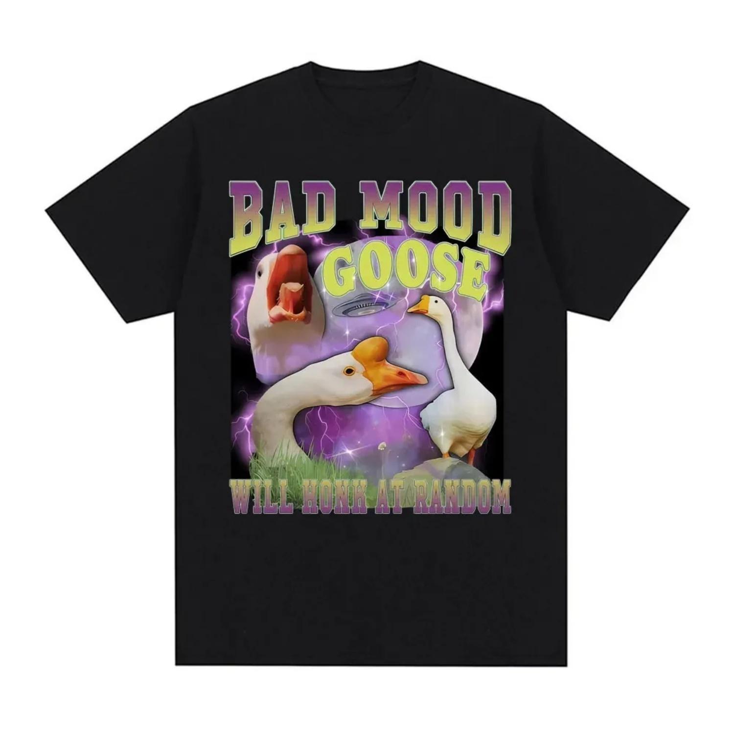 

Funny T-shirt with a grumpy goose randomly honkingperfect for stylish and humorous short-sleeve summer top S чёрный