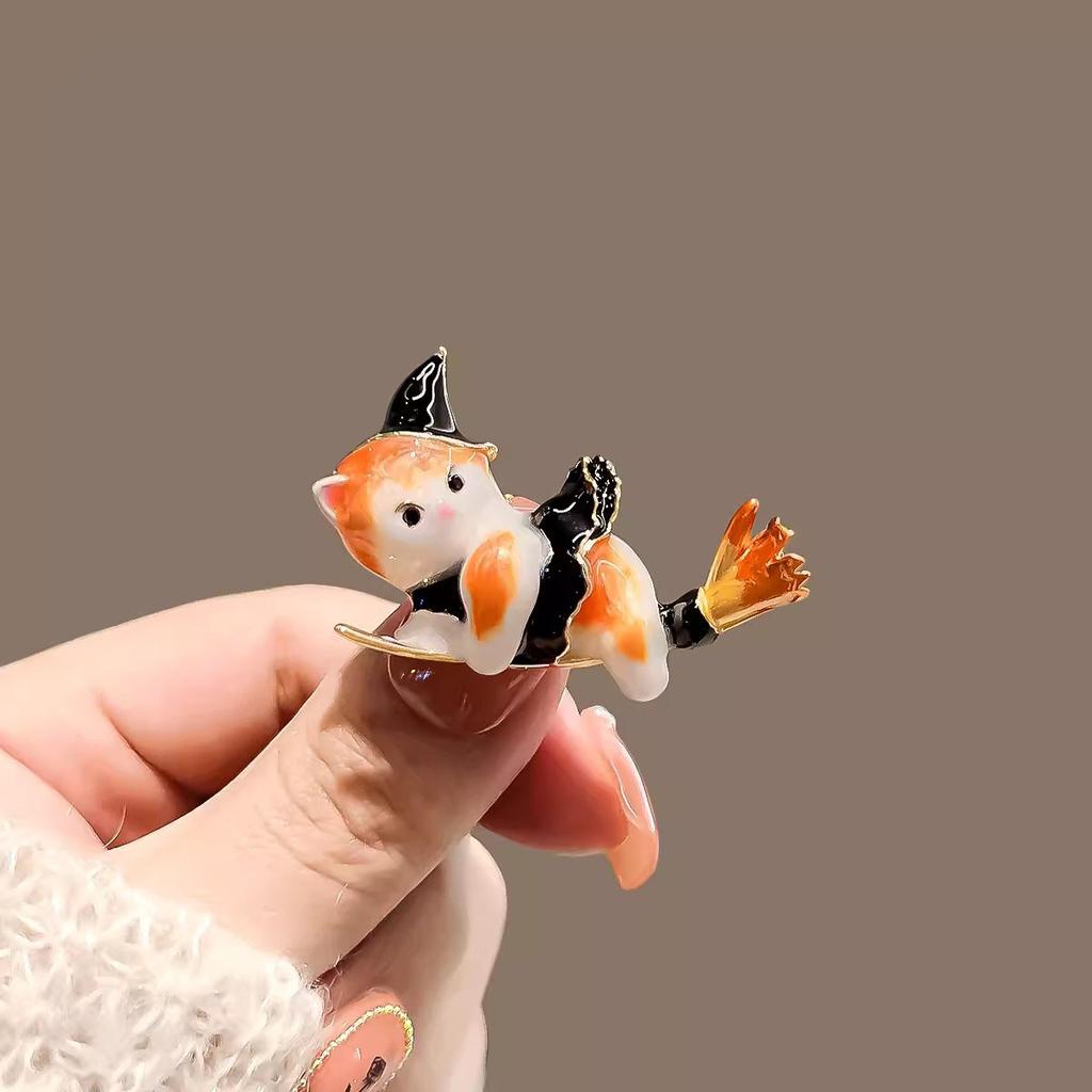 Japanische süße magische Katzenbrosche für Männer und Frauen, Nische, High-End-Design, Sinn für Cartoon-Anstecker, Kleidung mit Zubehör