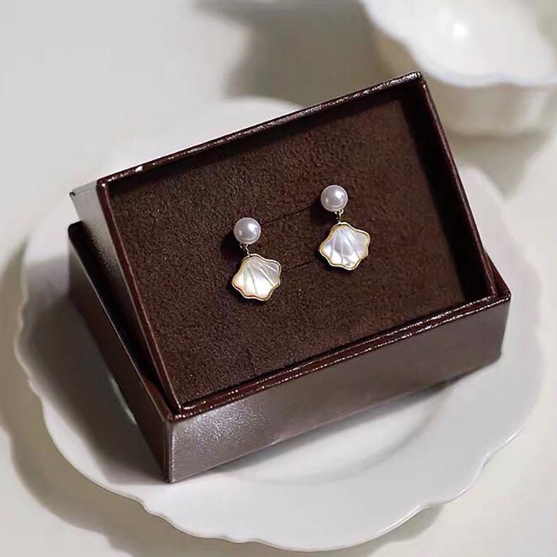 

Элегантные серьги-веера из перламутра и пресноводного жемчуга с серебряной иглой