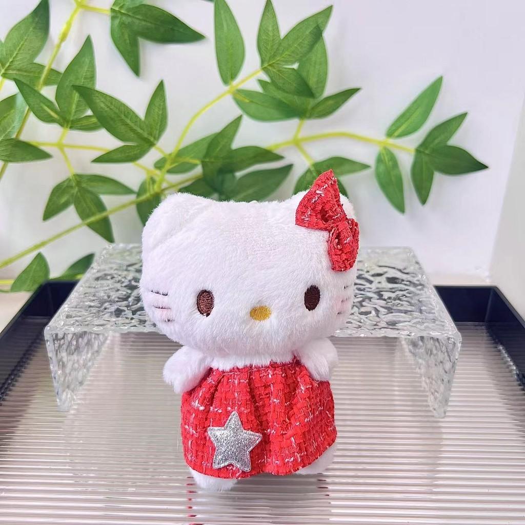 Очаровательный брелок в виде плюшевой куклы Куроми и Хелло Китти от Sanrio — милый аксессуар в виде животного.