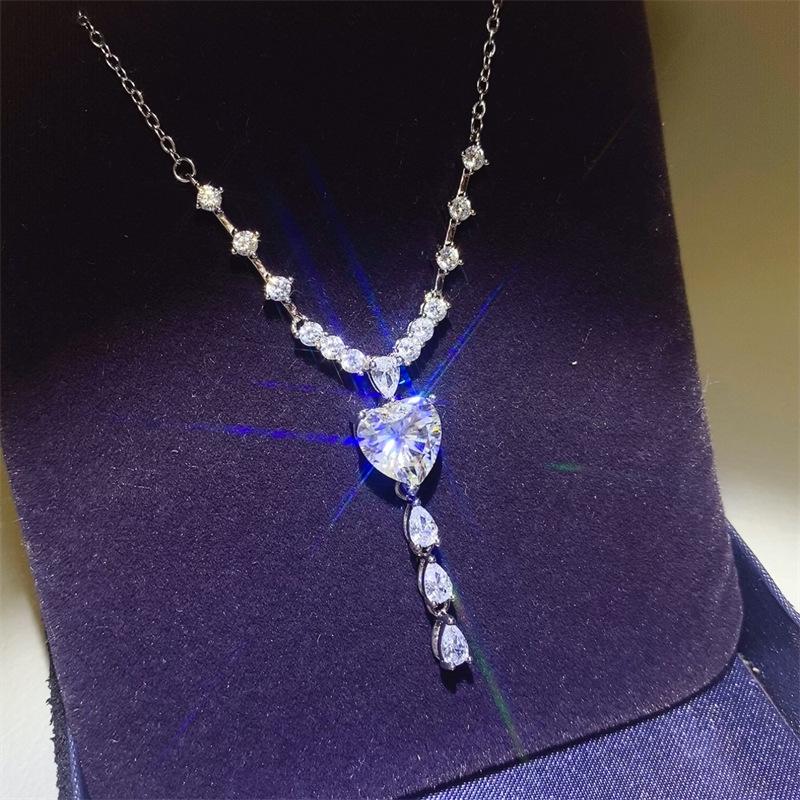 Heart-Shaped Moissanite Love Necklace: Versatile Diamond Clavicle Chain for Women s Evening Gowns & Weddings