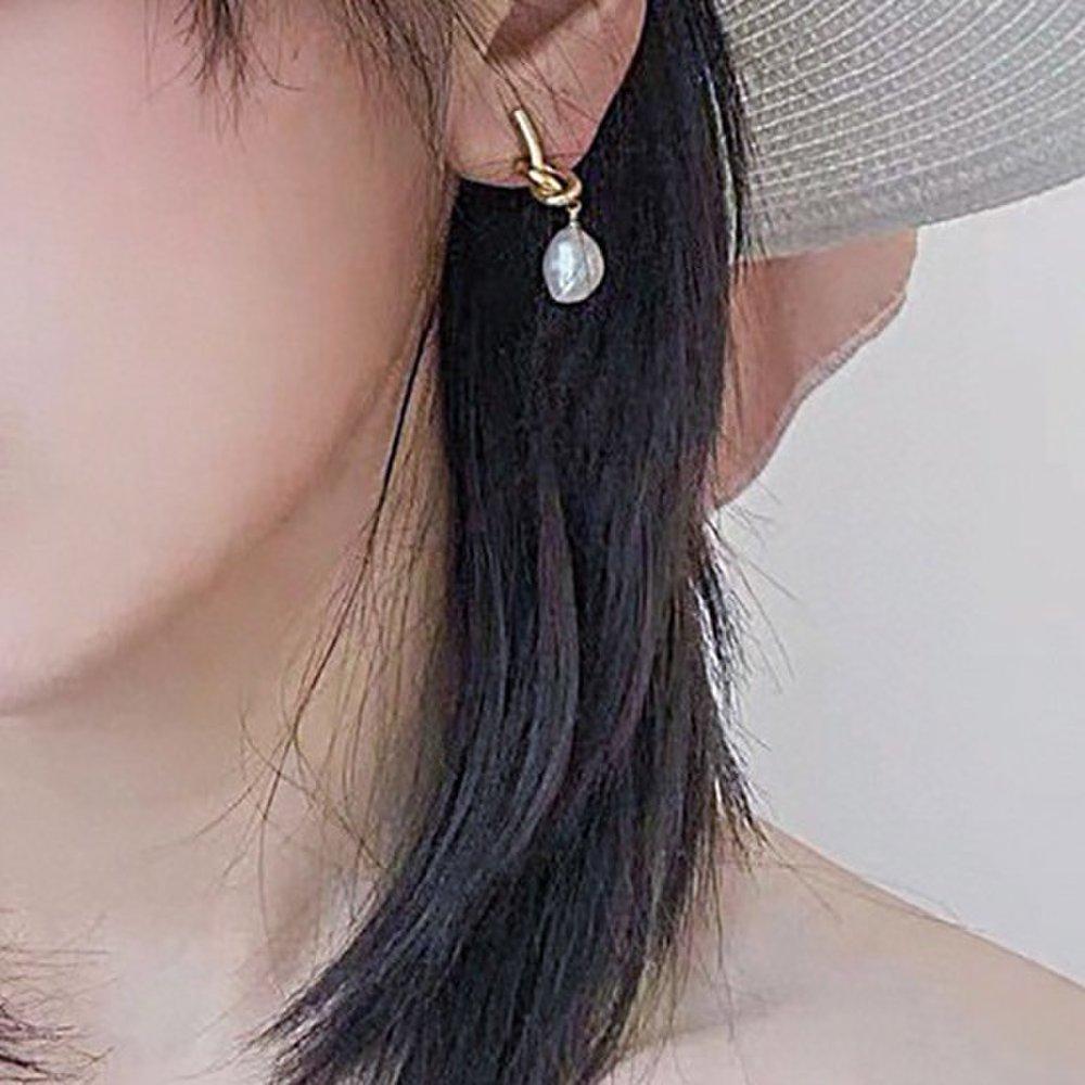 (14K) (Silver 92.5) Keder Twisted Pearl Earrings