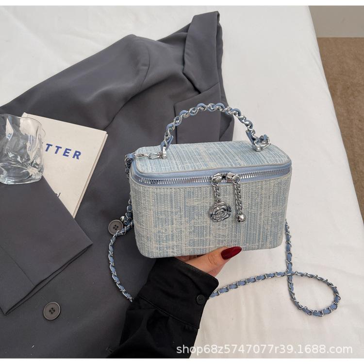 

Женская сумка 2025 новая джинсовая сумка-коробка в иностранном стиле с цепочкой, одноплечная сумка кроссбоди, модная нишевая сумка-тоут с цепочкой светло-синий