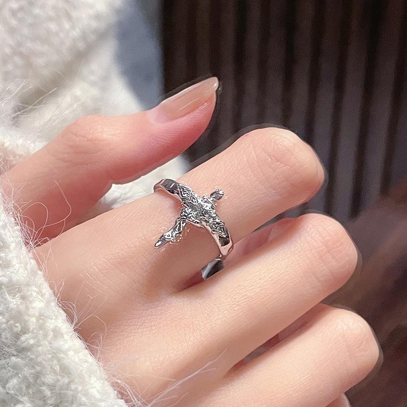 

Складений Хрест Французький Чорний Циркон Простий Стріла Любов Кільце Солодкий Прохолодний Особистість Нішевий Металевий Вітер Кільце Adjustable opening