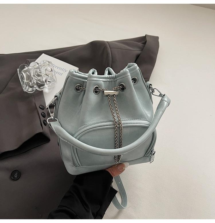 

2025 spring fashionable super fire fashion versatile retro drawstring shoulder bag soft leather personalized Korean version bucket messenger bag синій