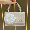 Borsa a mano da sera per ricevimento - Piccola borsa a tracolla Chloé con fiore di perle - Una borsa di nicchia