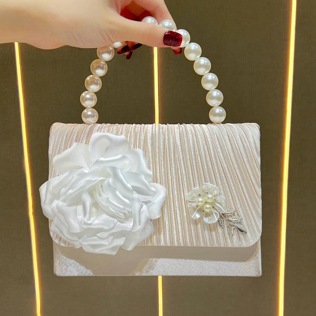 Borsa a mano da sera per ricevimento - Piccola borsa a tracolla Chloé con fiore di perle - Una borsa di nicchia