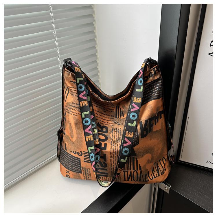 2024 Новая большая вместительная сумка на плечо модная повседневная сумка универсальная сумка через плечо большая сумка сумка коричневый 1090₽