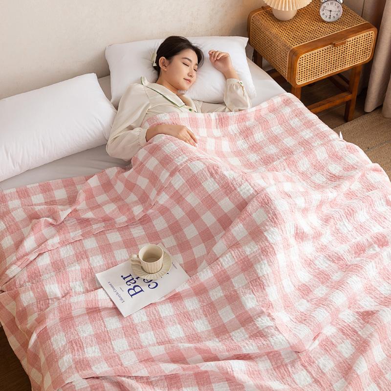 Klasická přikrývka s měkkým potištěným plyšovým přehozem s vysokou gramáží, útulná a rozmazaná, akvarelová kostkovaná tvářenka