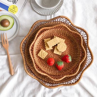 Dekoratif El Dokuması Rattan Saklama Tepsisi Yuvarlak Meyve Kek Hasır Saklama Sepetleri Akşam Yemeği Servis Tepsisi Kahvaltı Ekmek Yemek Tabağı