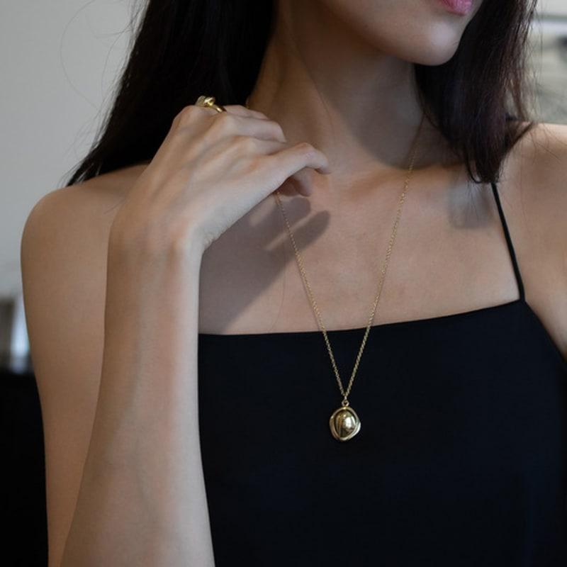 

Invisible collage BOLD ROUNDED CAP NECKLACE_GOLD gold