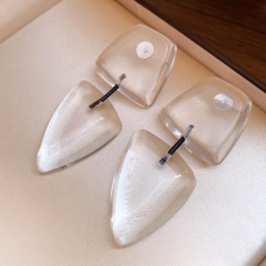 

Silver needle resin triangular pendant earrings, personalized design sense, simple fashion stud earrings, niche high-end earrings, women