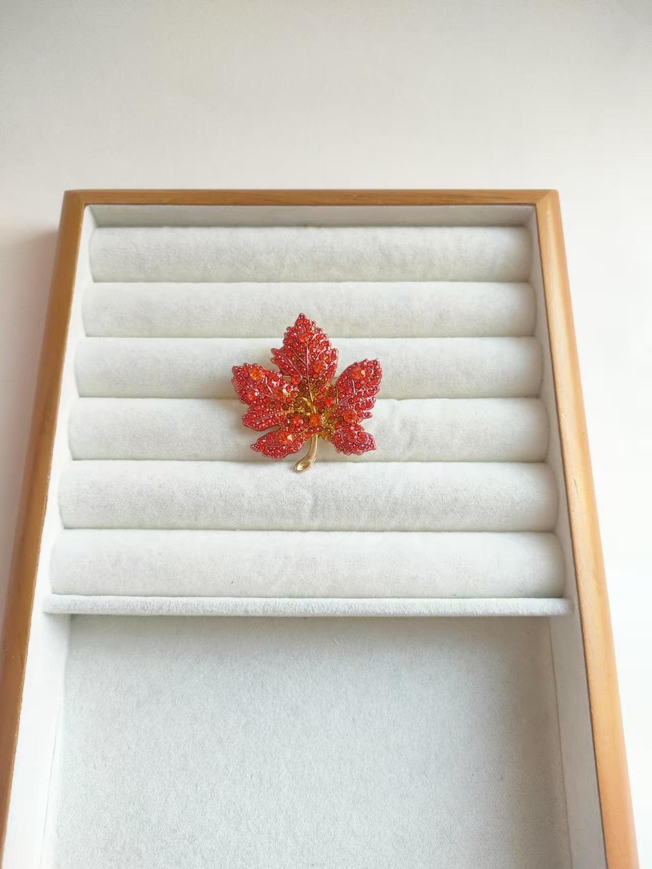 Elegant Red Maple Leaf Brooch for Women: Luxurious, Versatile Autumn/Winter Suit Accessory