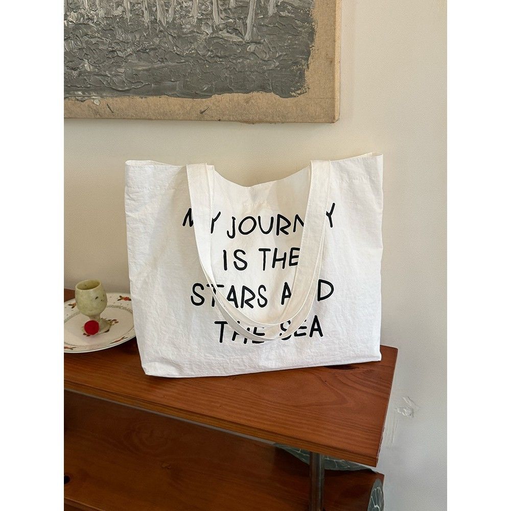 

Корейская парусиновая сумка большой вместимости женская новая ленивая ветровка для通勤 через плечо нишевая универсальная сумка-тоут белый