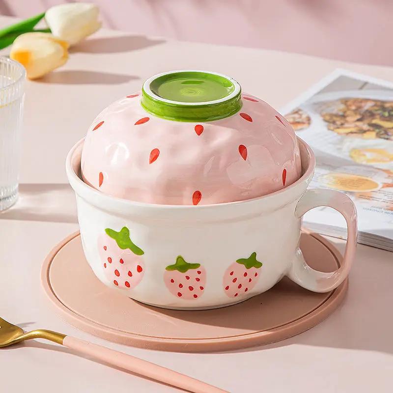 Kawaii Erdbeer-Ramen-Schüssel mit Deckel Keramik Niedlich Obst Suppe Salat Instant-Nudeln Große Schüssel Haushaltsküche Geschirr 700ml