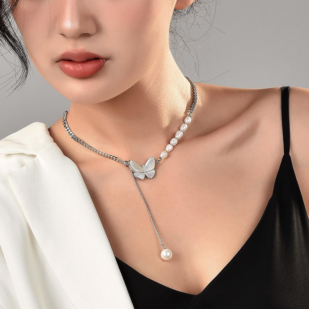 Chic Butterfly Charm Necklace In Mixed Materials Perfect For Fashionable Women
