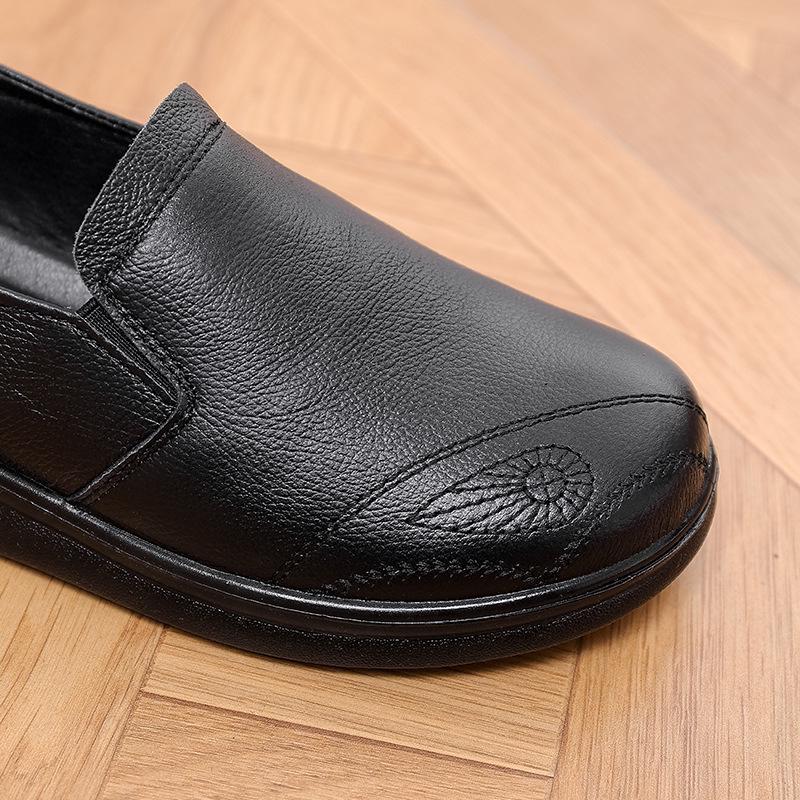 Comfortable Mom's Genuine Leather Flat Shoes - Soft Sole, Lightweight, Classic Design for Middle-Aged and Elderly Women