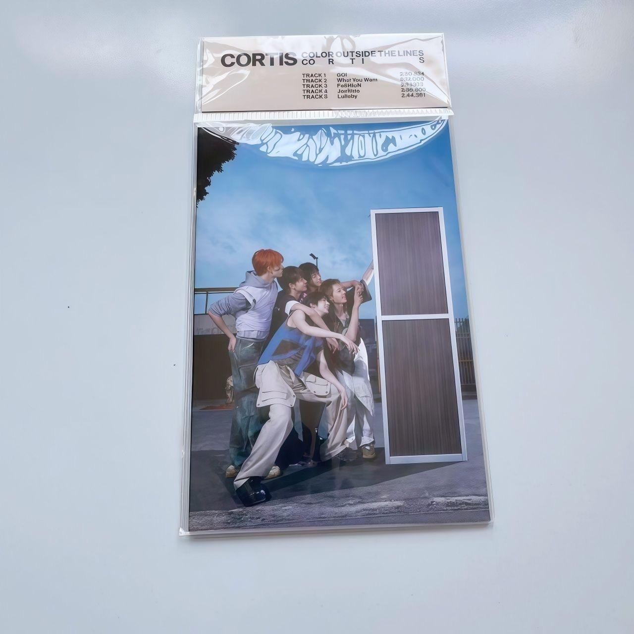 

Cortis COLOR OUTSIDE THE LINES Weverse Albums A-ver