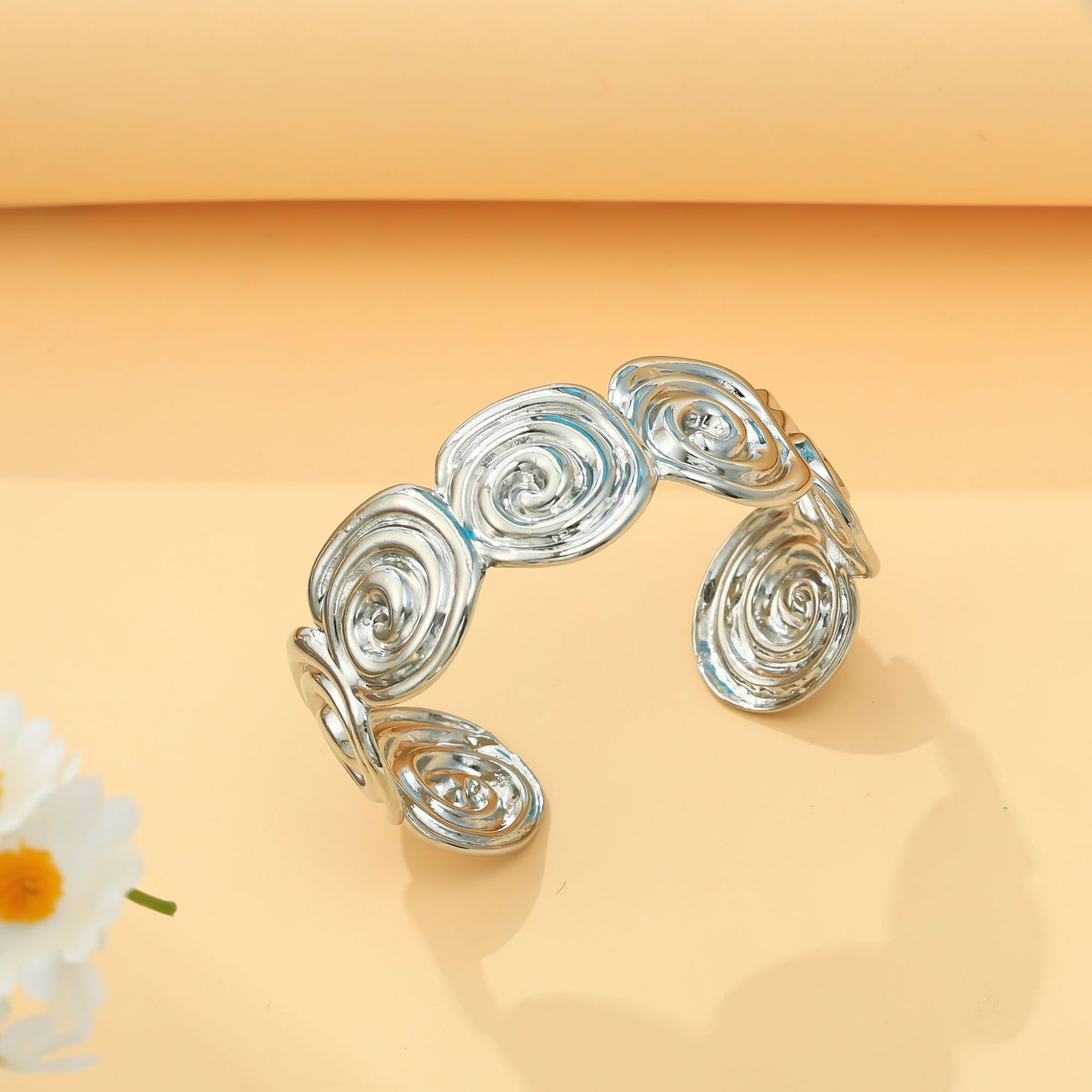 

Аксессуары Геометрический Спиральный Цветочный Браслет Ювелирные изделия Женский Легкая Роскошь Высококлассный Модный Браслет серебряный