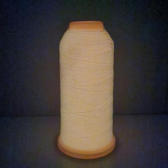 1 role 150D/2 Svítící příze Poutavá Super Jasná Plná barva DIY Denní použití Světelná Vyšívací Šicí nit na tašku