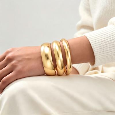 Europäisches und amerikanisches übertriebenes geometrisches glattes Armband Dreiteiliges Set, Damen-Leichtluxus personalisierter Trend Metallschmuckset