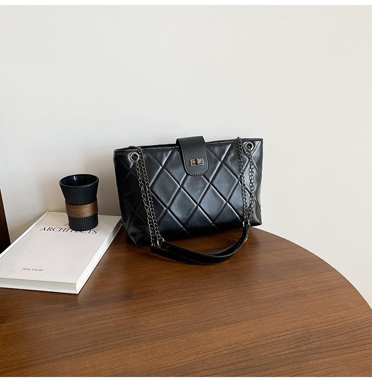 Large Capacity Diamond Chain Bag Women's 2025 New Versatile Shoulder Underarm Bag Niche Fashion Leisure Commuter Bag