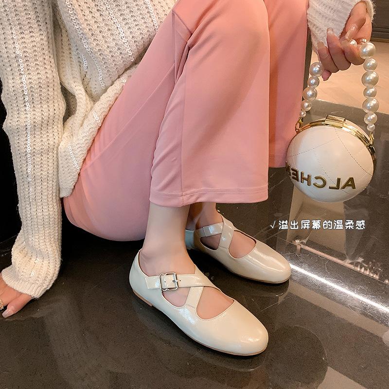 Korean version of light ** fork belt flat sole shoes women's 2025 spring new versatile leather shoes patent leather Mary Jane shoes
