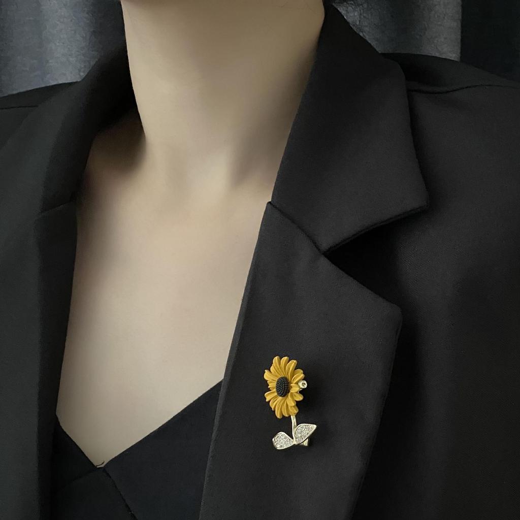 Exquisite Sunflower Corsage Brooch: High-End Women's Pin for Suits and Shirts - Unique, Stylish, and Cute Accessory