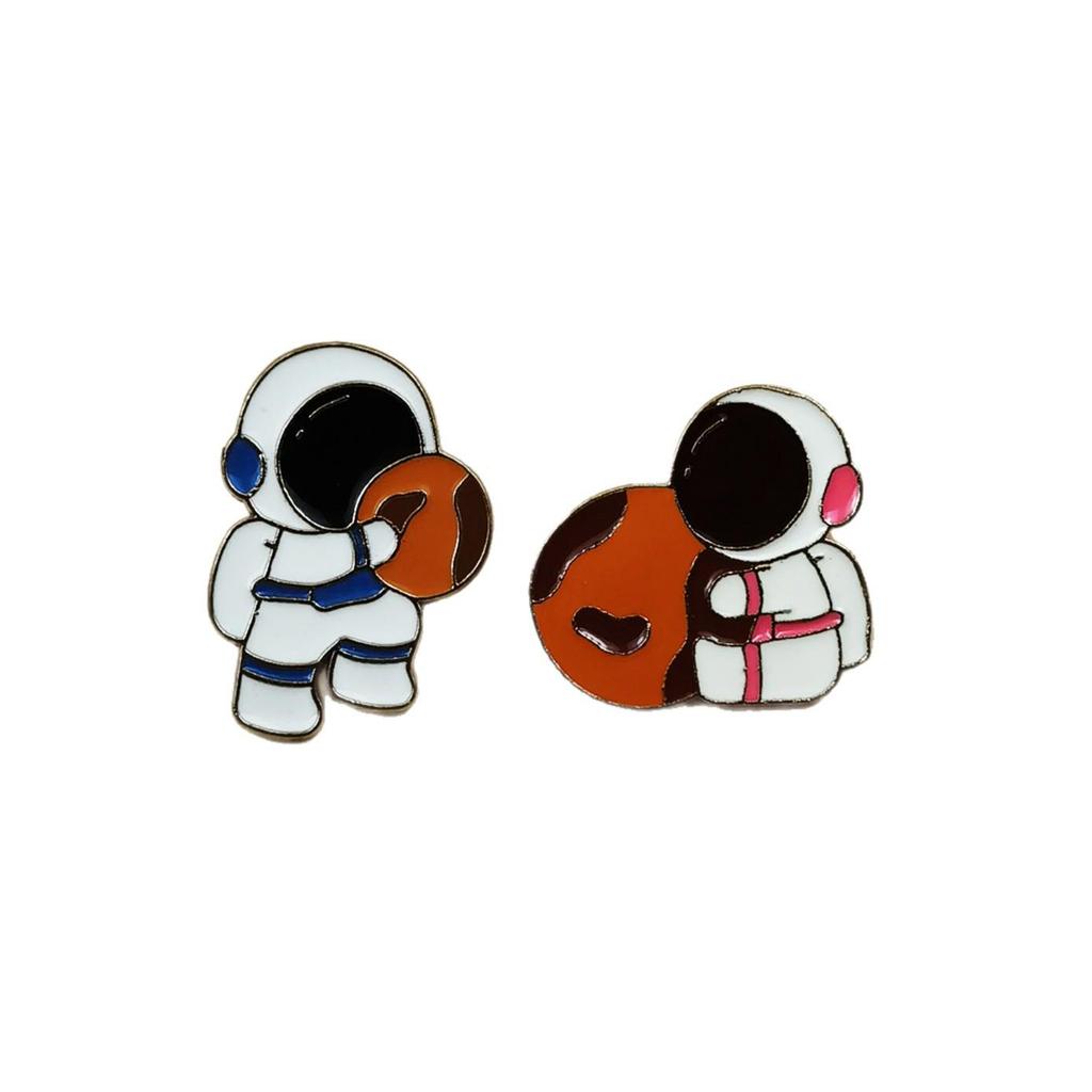 Cute Couple Astronaut Brooch: Planet Hugging Pin Badge