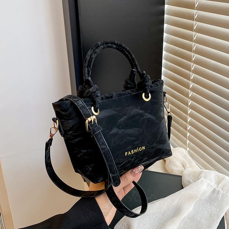 

2025 new popular small bags this year, women s spring Sen Meng trendy retro messenger bags, fashionable portable bucket bags чёрный