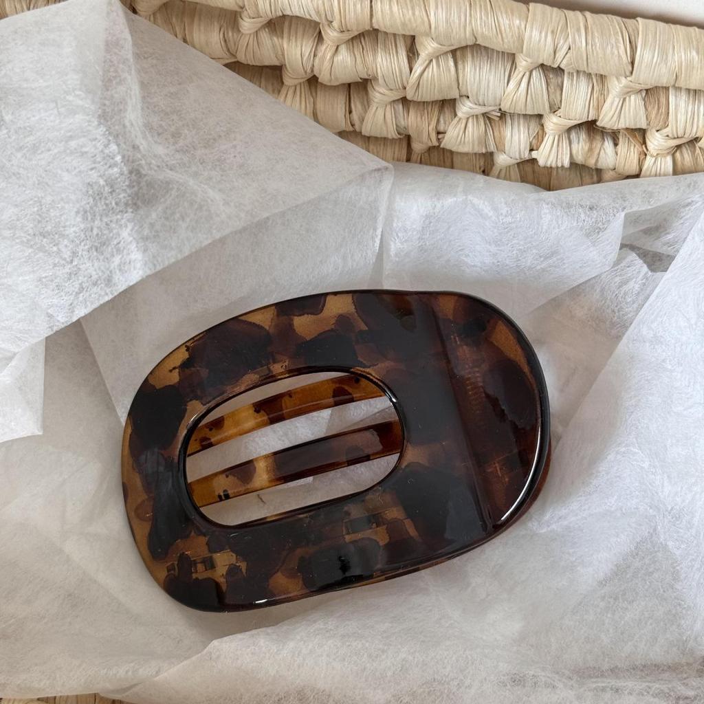 Retro Tortoiseshell Claw Clip: Elegant & Versatile Updo Hair Accessory for Women