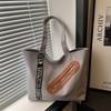 Stylish Large Capacity Tote Bag For Women In Trendy Street Style Perfect For Commuting