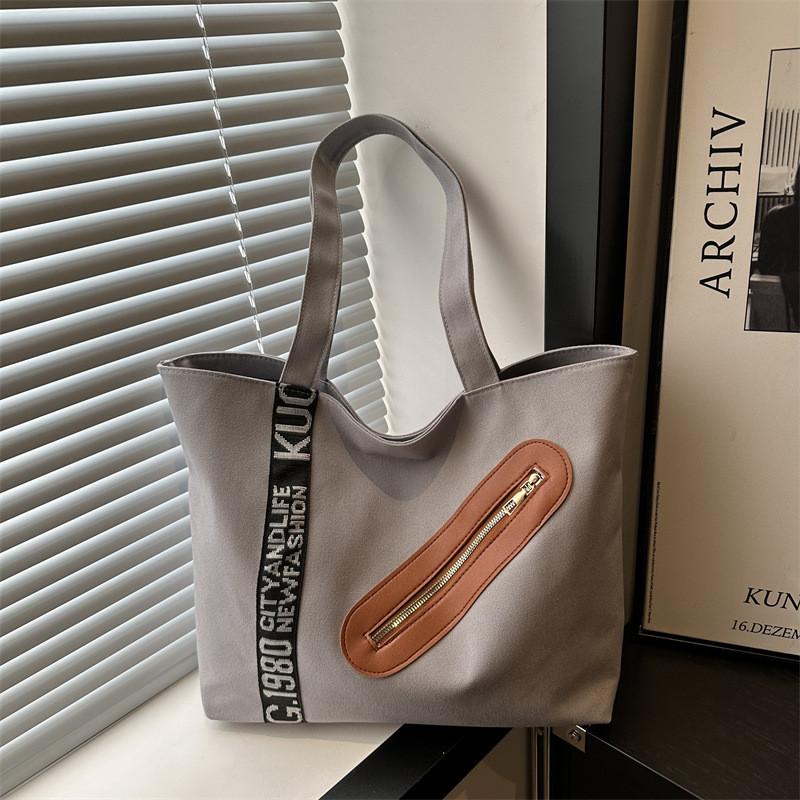 Stylish Large Capacity Tote Bag For Women In Trendy Street Style Perfect For Commuting